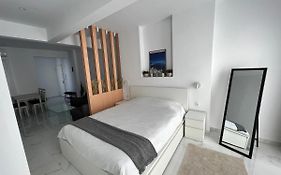 Modern 1-Bedroom Apartment In The City Center